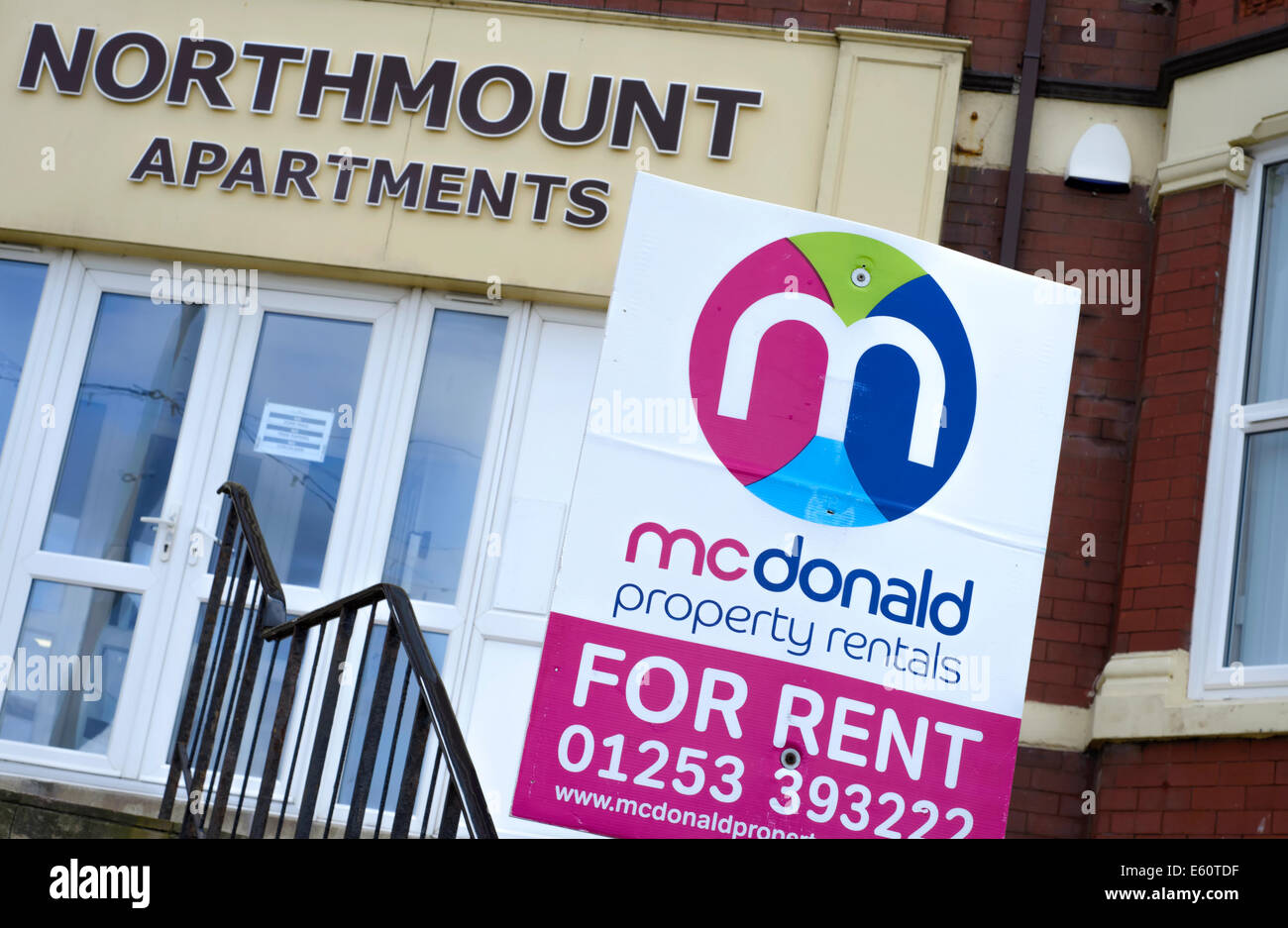 Immobilie zu vermieten Schild draußen Apartments in Blackpool, Lancashire, Großbritannien Stockfoto