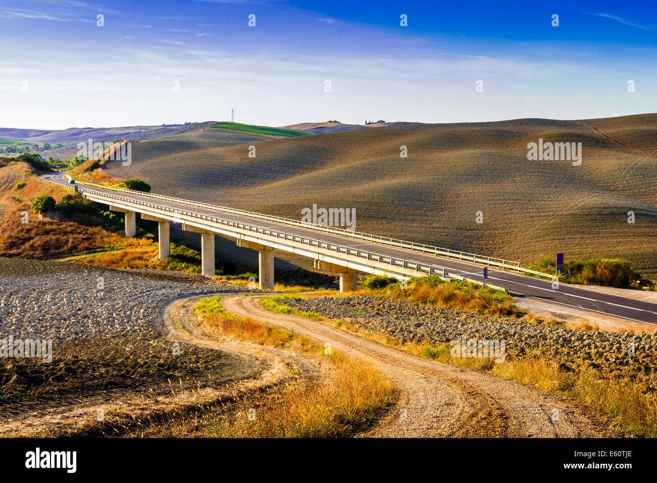 Brücke und Hügel an einem Sommertag in Crete Senesi in Toskana, Italien Stockfoto