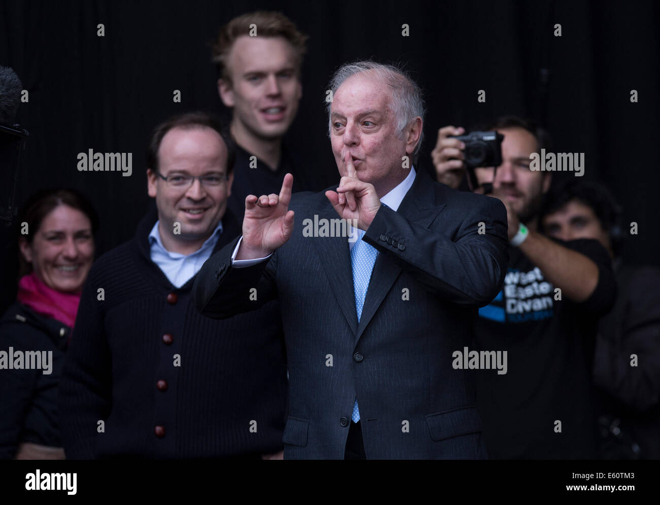 Buenos Aires, Argentinien. 10. August 2014. Argentinischer israelischer Pianist und Orchester Leiter, Daniel Barenboim (vorne), reagiert bei einem kostenlosen Konzert des West-Eastern Divan Orchestra, vor der Brücke Alsina, in Buenos Aires Stadt, Hauptstadt von Argentinien, am 10. August 2014. Das West-Eastern Divan Orchestra wurde 1999 von Musiker Daniel Barenboim, bestehend aus Musikern aus Ländern im Nahen Osten gegründet. Bildnachweis: Martin Zabala/Xinhua/Alamy Live-Nachrichten Stockfoto