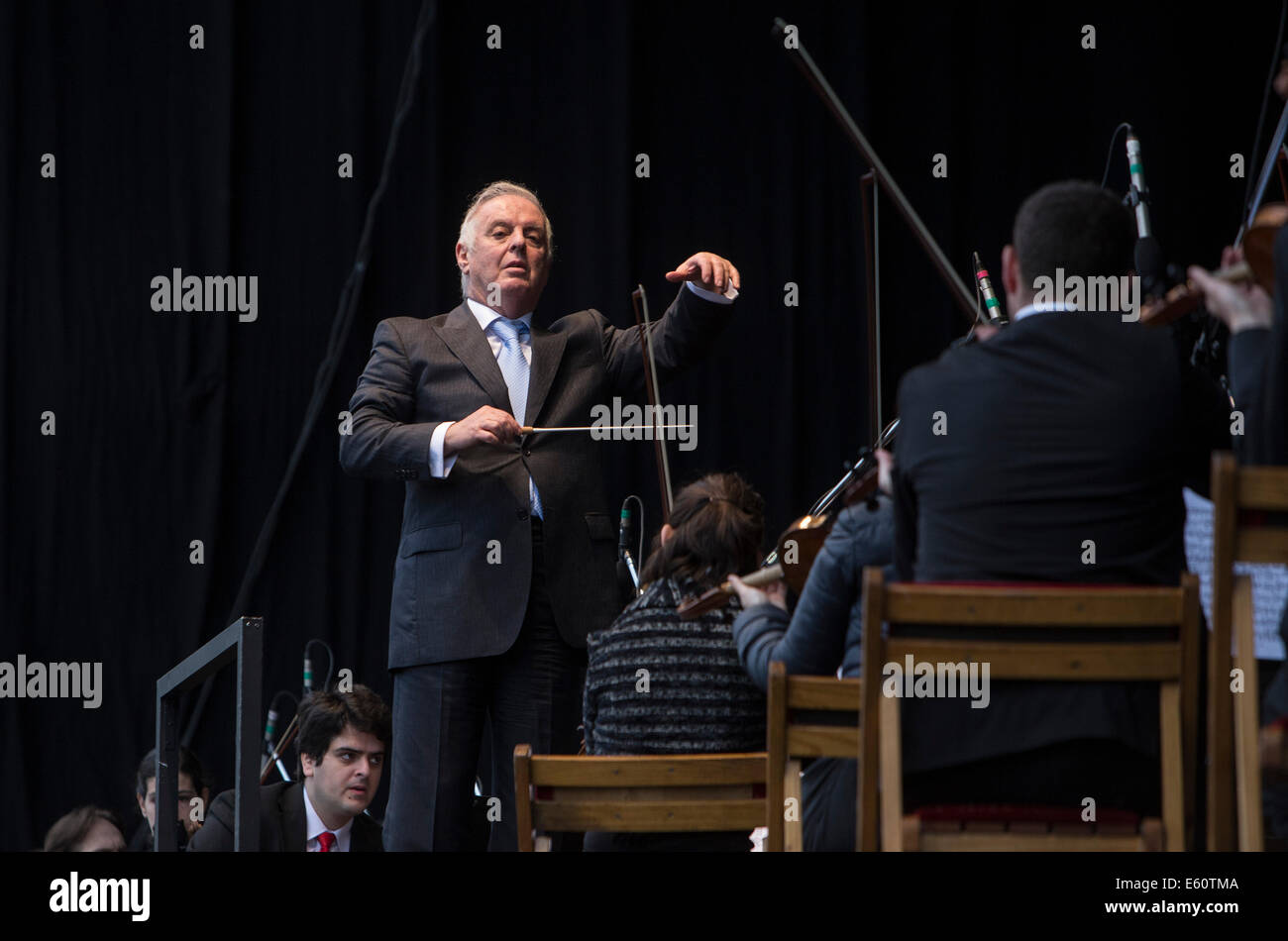 Buenos Aires, Argentinien. 10. August 2014. Argentinischer israelischer Pianist und Orchester Leiter, Daniel Barenboim (L), führt ein kostenloses Konzert des West-Eastern Divan Orchestra, vor der Brücke Alsina in Buenos Aires, Hauptstadt von Argentinien, am 10. August 2014. Das West-Eastern Divan Orchestra wurde 1999 von Musiker Daniel Barenboim, bestehend aus Musikern aus Ländern im Nahen Osten gegründet. Bildnachweis: Martin Zabala/Xinhua/Alamy Live-Nachrichten Stockfoto