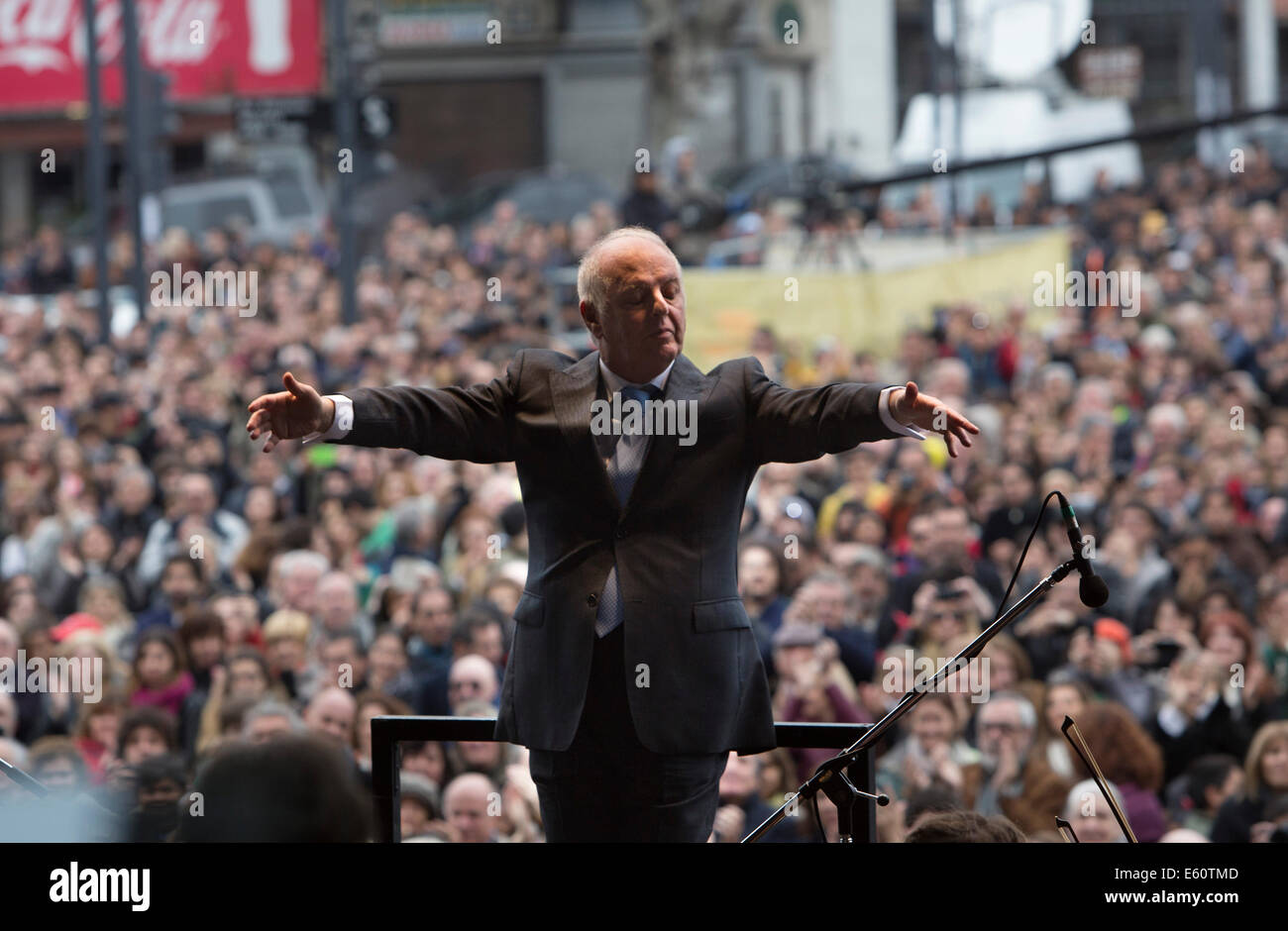 Buenos Aires, Argentinien. 10. August 2014. Argentinischer israelischer Pianist und Orchester Leiter, Daniel Barenboim, führt ein kostenloses Konzert des West-Eastern Divan Orchestra, vor der Brücke Alsina in Buenos Aires, Hauptstadt von Argentinien, am 10. August 2014. Das West-Eastern Divan Orchestra wurde 1999 von Musiker Daniel Barenboim, bestehend aus Musikern aus Ländern im Nahen Osten gegründet. Bildnachweis: Martin Zabala/Xinhua/Alamy Live-Nachrichten Stockfoto