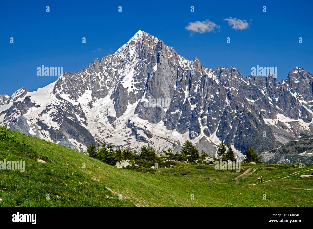 Die Aiguille Verte gesehen von Planpraz auf der gegenüberliegenden Seite des Tales Chamonix in Haute Savoie, Frankreich. Stockfoto