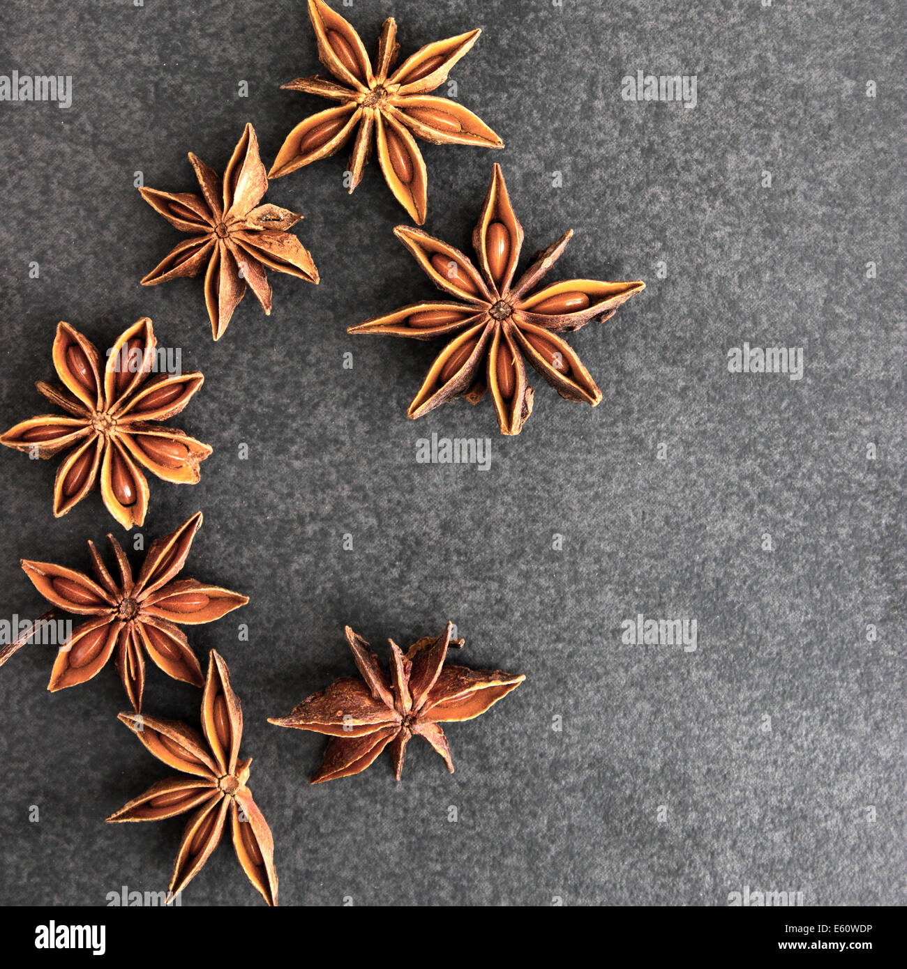 Sternanis auf Tisch, Nahaufnahme von oben Stockfoto