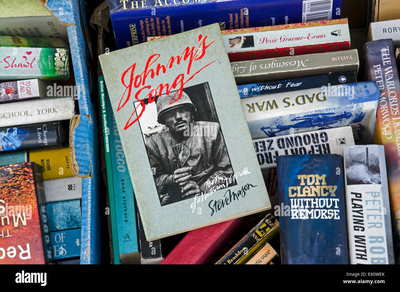 "Johnny es Lied" von Steve Mason in einer Box von Büchern außerhalb ein Antiquariat in Edinburgh. Stockfoto