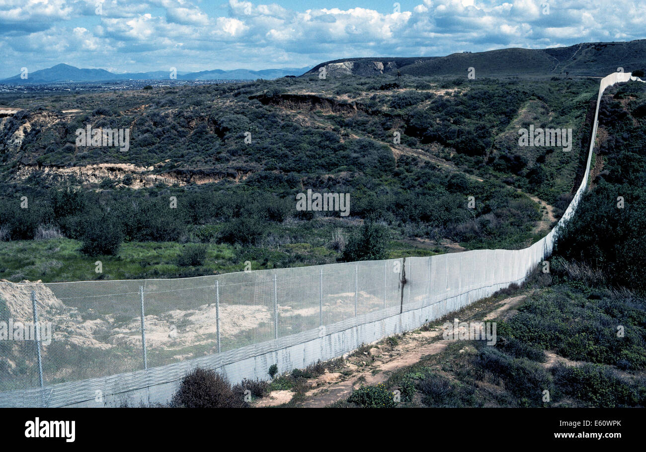 Ein kontinuierliche Drahtzaun markiert die Grenze in die schroffe Landschaft zwischen den USA und Mexiko in der Nähe von Tijuana im mexikanischen Bundesstaat Baja California. Stockfoto