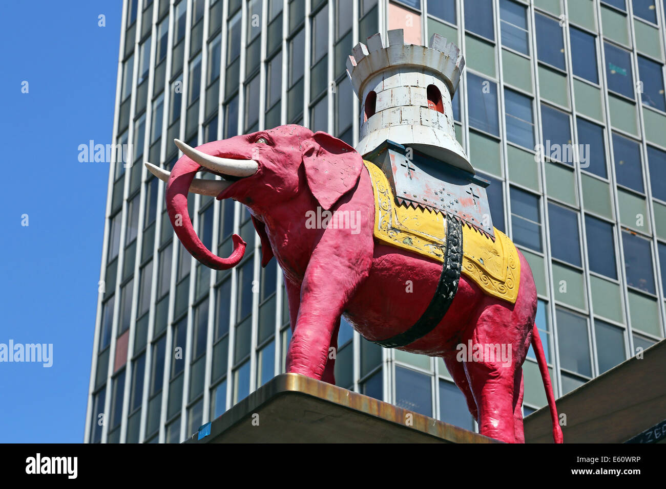 Rosa Elefanten-Statue an der Elephant &amp; Castle Shopping Centre in London, England Stockfoto