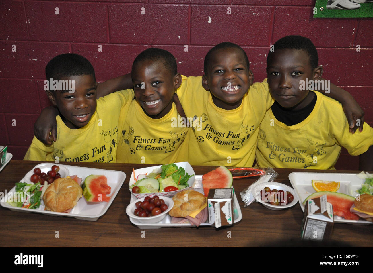 Schüler an Hamilton elementare Middle School genießen das Food Service Sommerprogramm bietet gesunde Mahlzeiten in den Sommermonaten um die Auswirkungen der Armut 11. Juli 2014 in Baltimore, Maryland zu reduzieren. Stockfoto