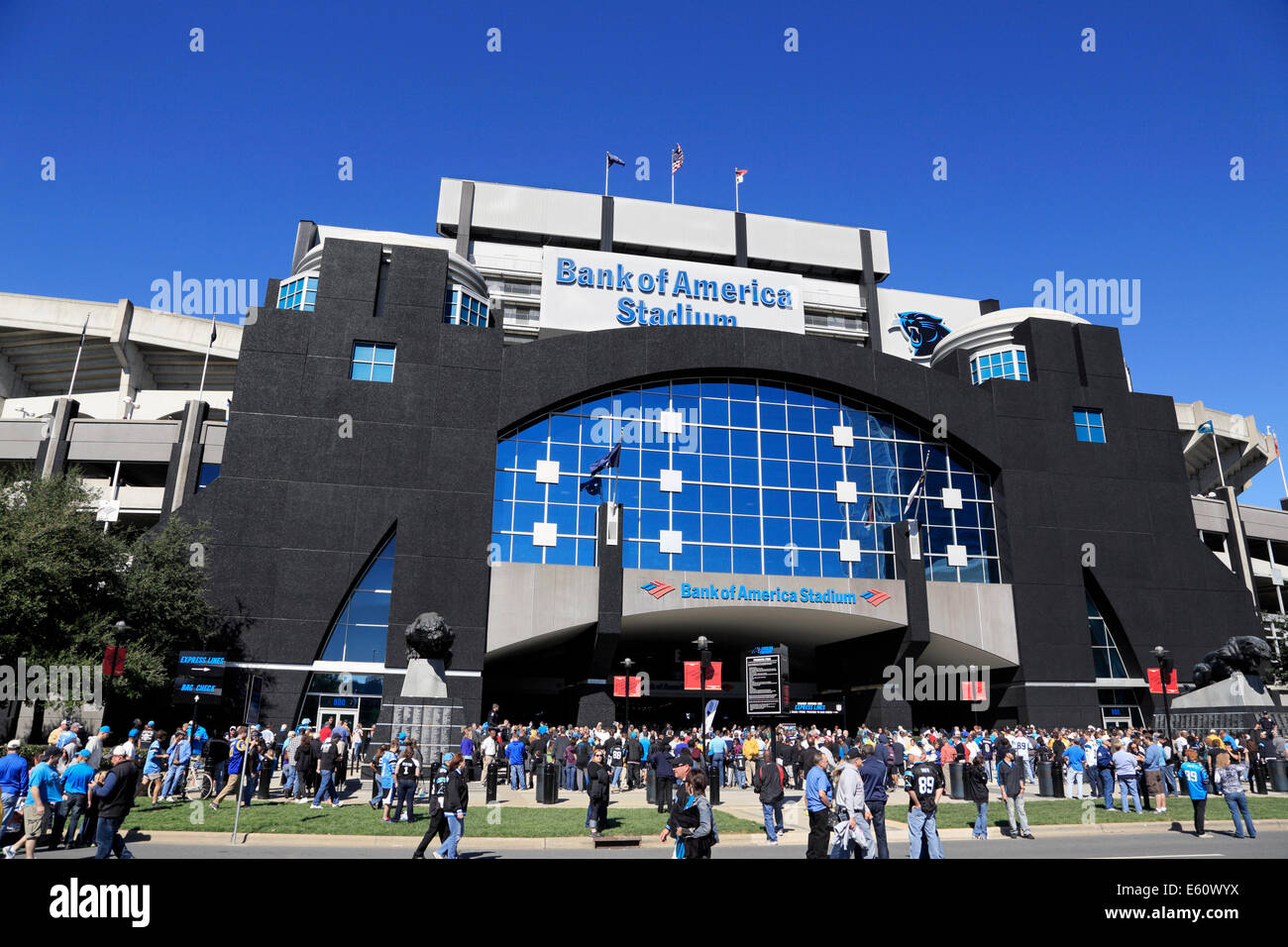 Charlotte, North Carolina. Menschen auf ihrem Weg zu einem Carolina Panther Spiel im Bank of America Stadium. Stockfoto