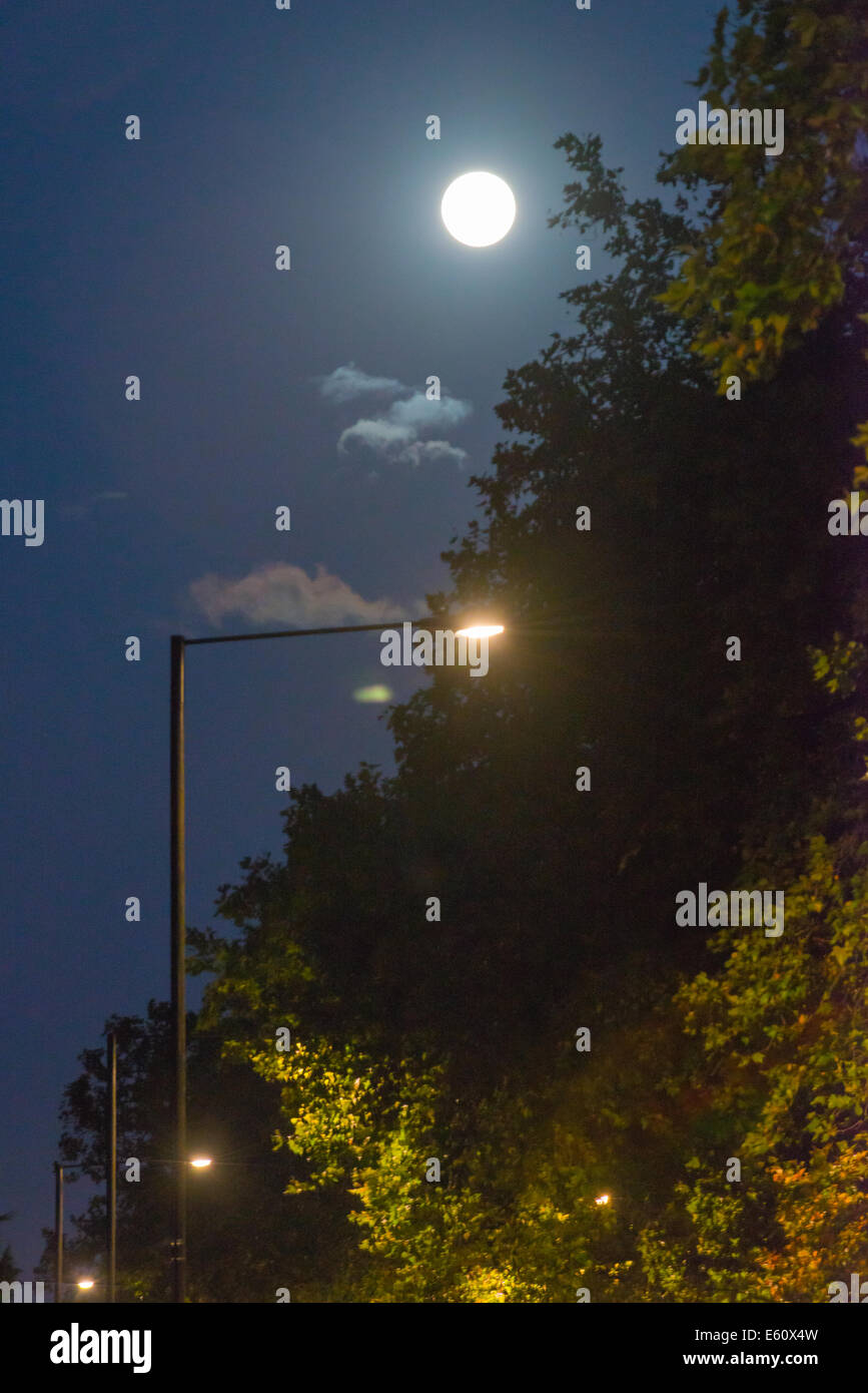 Turnpike Lane, London, UK. 10. August 2014. Der Mond, auf der der Erde am nächsten ist, und ist 14 % größer und 30 % heller als normale. Bildnachweis: Matthew Chattle/Alamy Live-Nachrichten Stockfoto