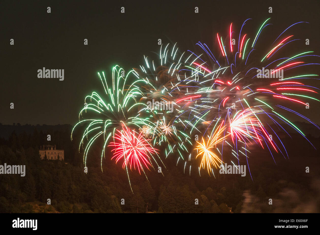 Als die Nacht hereinbricht sind Feuerwerke, Nationalfeiertag in Najac, Frankreich zu feiern. Stockfoto