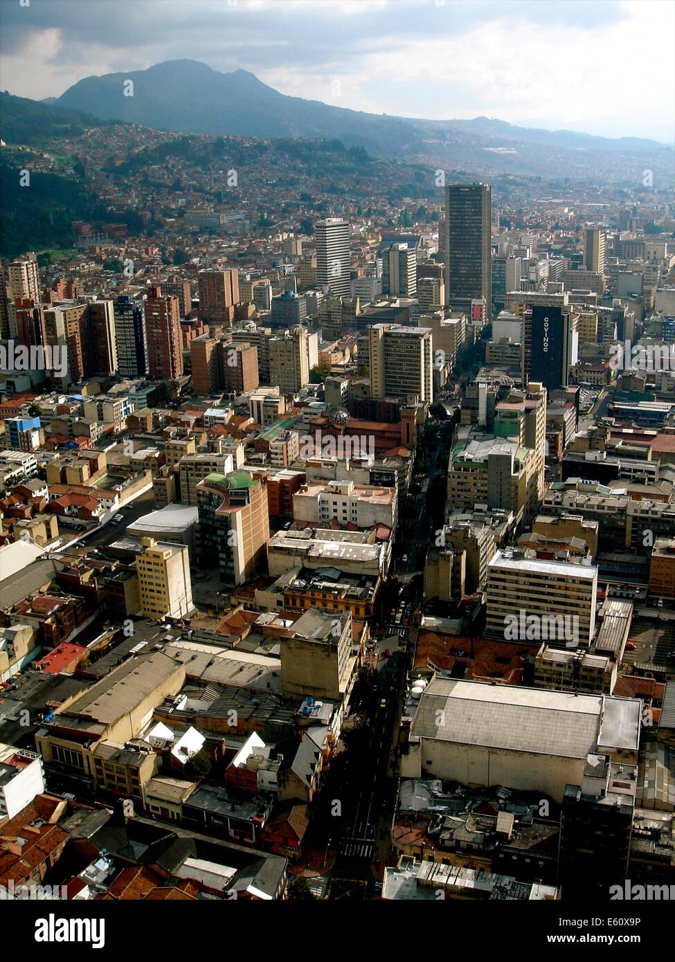 Ansicht der Innenstadt von Bogota entlang Calle 7 von der Spitze des Turmes Colpatria Stockfoto