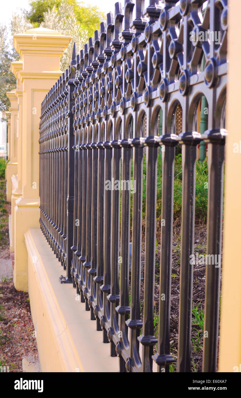 Seitenansicht des schönen viktorianischen Stil vorderen Zaun mit reich verzierten schmiedeeisernen schwarz und cremefarben hautnah Stockfoto