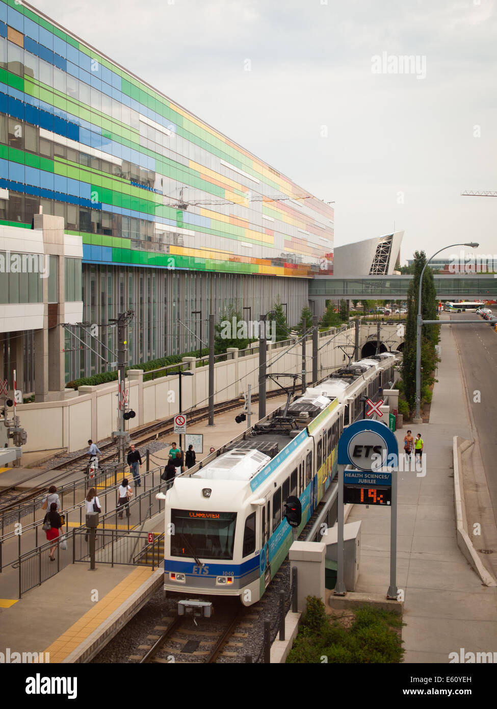 Edmonton Transit System LRT Zug in Health Sciences Station vor der Edmonton Klinik Health Academy in Edmonton, Kanada. Stockfoto