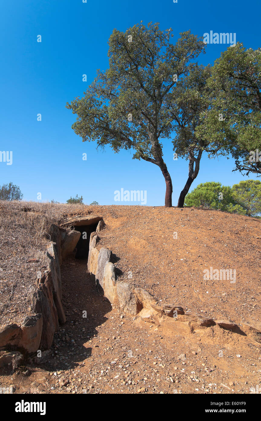 Dolmen von El Pozuelo - zwischen 2500 - 2200 v. Chr. - bedeckt, Außenansicht, Zalamea La Real. Huelva Provinz, Andalusien, Spanien, Europa Stockfoto