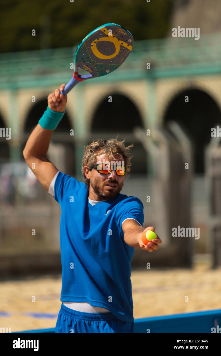 Brighton & Hove, East Sussex, Großbritannien. European Beach Tennis Championships 2014 Brighton, Yellow Wave, Madiera Drive, Brighton, Sussex, UK. In diesem Bild bereitet sich Allesandro Calbucci (Italien 1) darauf vor, im Doppel-Finale gegen Italien 2 zu dienen. August 2014 Stockfoto