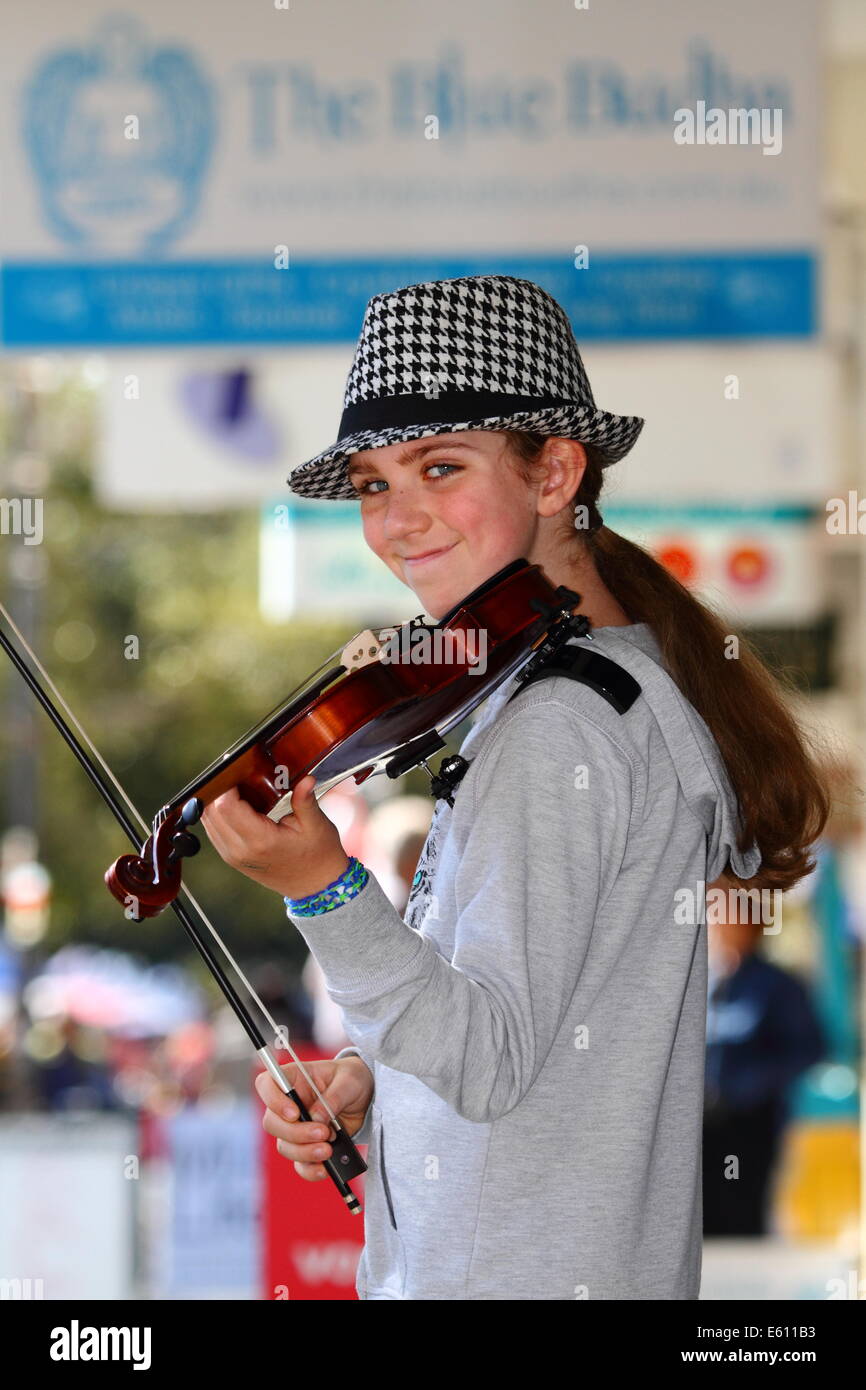 Ein junges Mädchen ist mit ihrer Violine in Fremantle, Western Australia als Straßenmusikant. Stockfoto