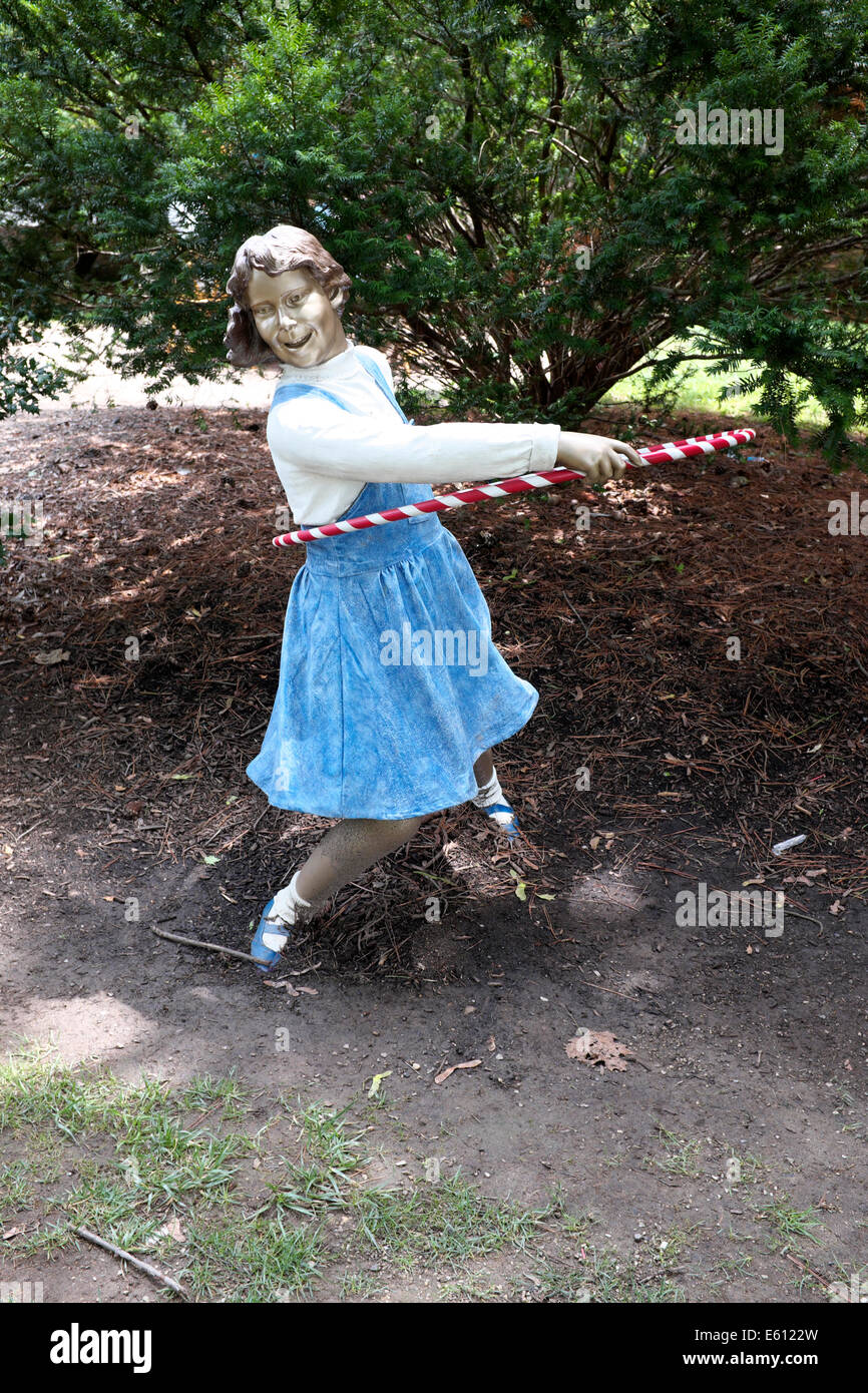Attic Trophy - Girl mit Hula-Hoop - Skulptur von Seward Johnson an der NJ Gründe für Skulptur in Hamilton, NJ, USA Stockfoto