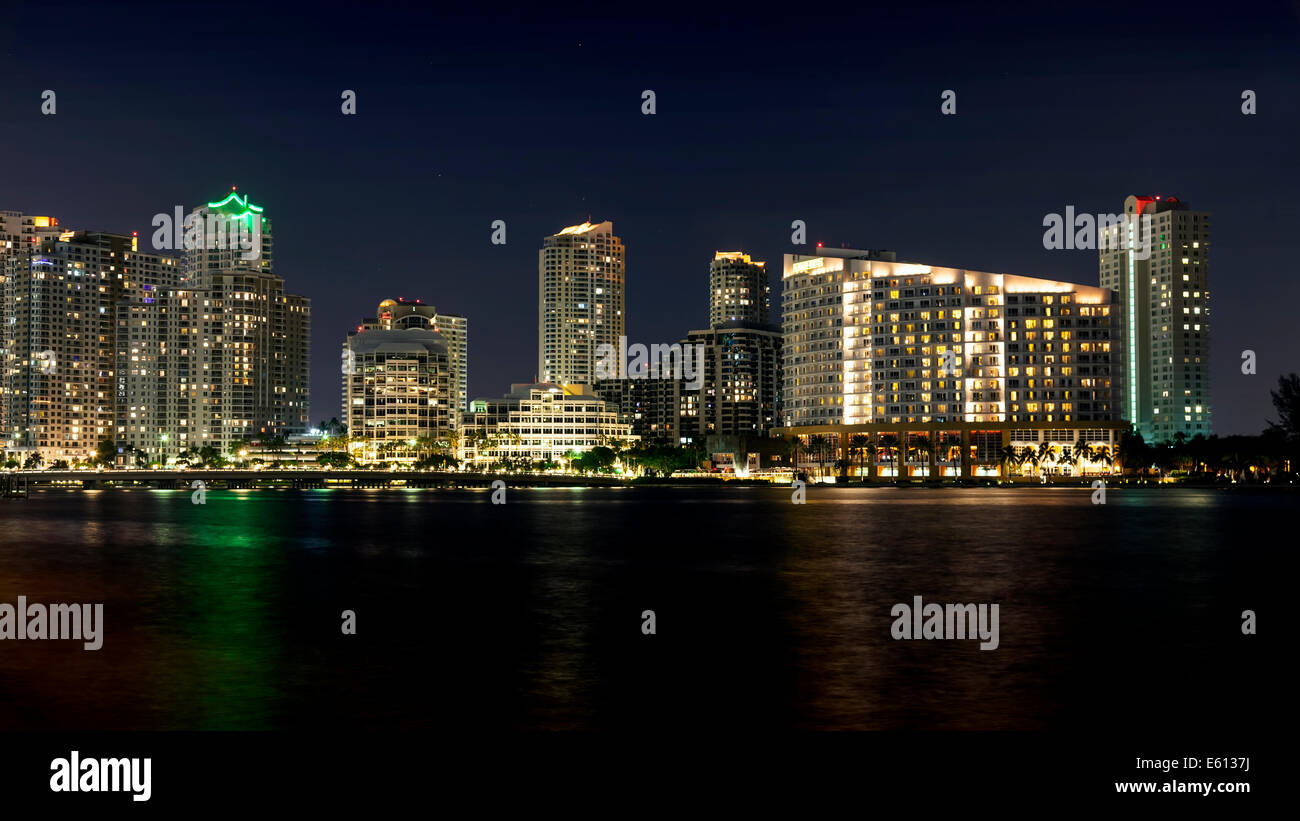 Die Brickell Key Nacht Skyline von Miami mit dem Mandarin Oriental Hotel funkelt von Biscayne Bucht. Stockfoto