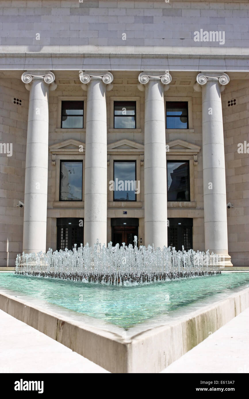 Brunnen vor der kroatischen Nationalbank in Zagreb Stockfoto