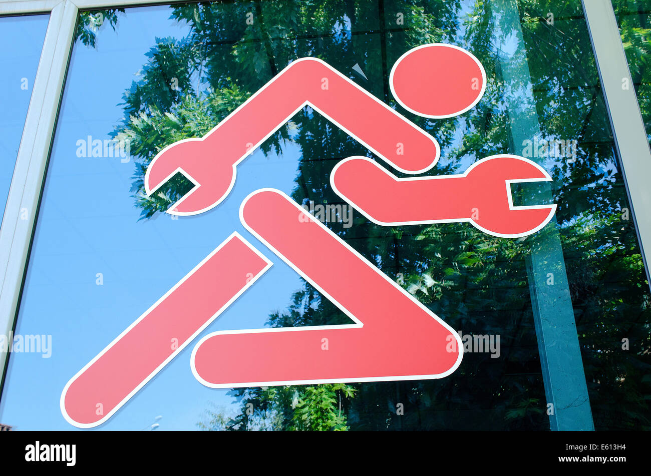 Mechanikerservice auf der Glasoberfläche rot Stockfoto