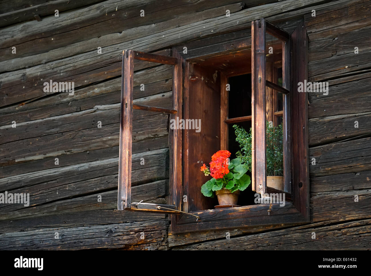 Holzfenster in Holzhaus Stockfoto