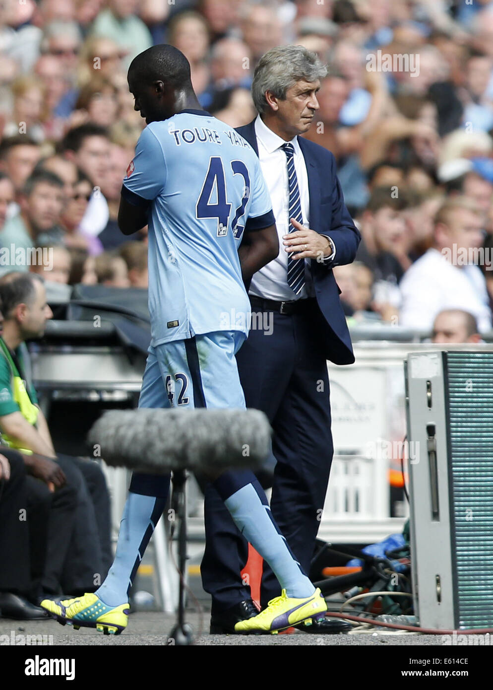 London, UK. 10. August 2014. Manchester City Yaya Tour¨¦ grüßt seine Manager Manuel Pellegrini nach durch Bruno Zuculini während der Community Shield-Partie zwischen Arsenal und Manchester City im Wembley Stadion in London, England am 10. August 2014 ersetzt. Manchester City verlor 0: 3. Bildnachweis: Wang Lili/Xinhua/Alamy Live-Nachrichten Stockfoto