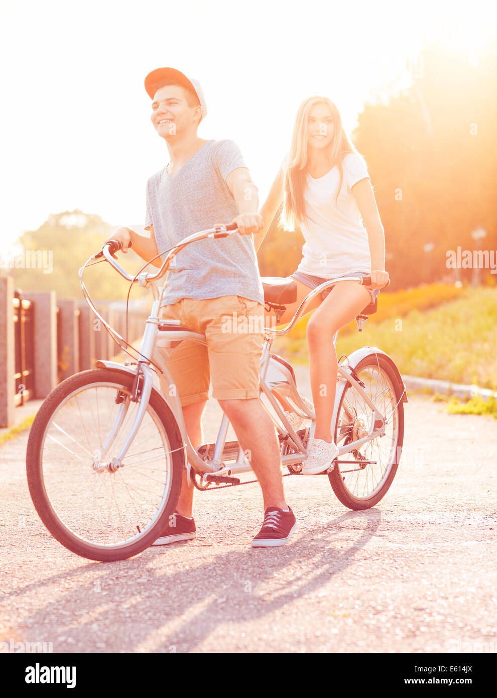 Glückliches Paar - Mann und Frau mit dem Fahrrad in der Stadt Straße Stockfoto