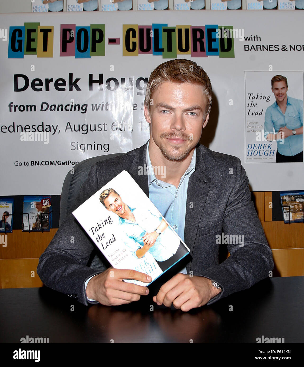 Derek Hough unterschreibt Exemplare seines Buches "Taking The Lead: Lektionen von A Life In Motion" im Barnes & Noble. Stockfoto