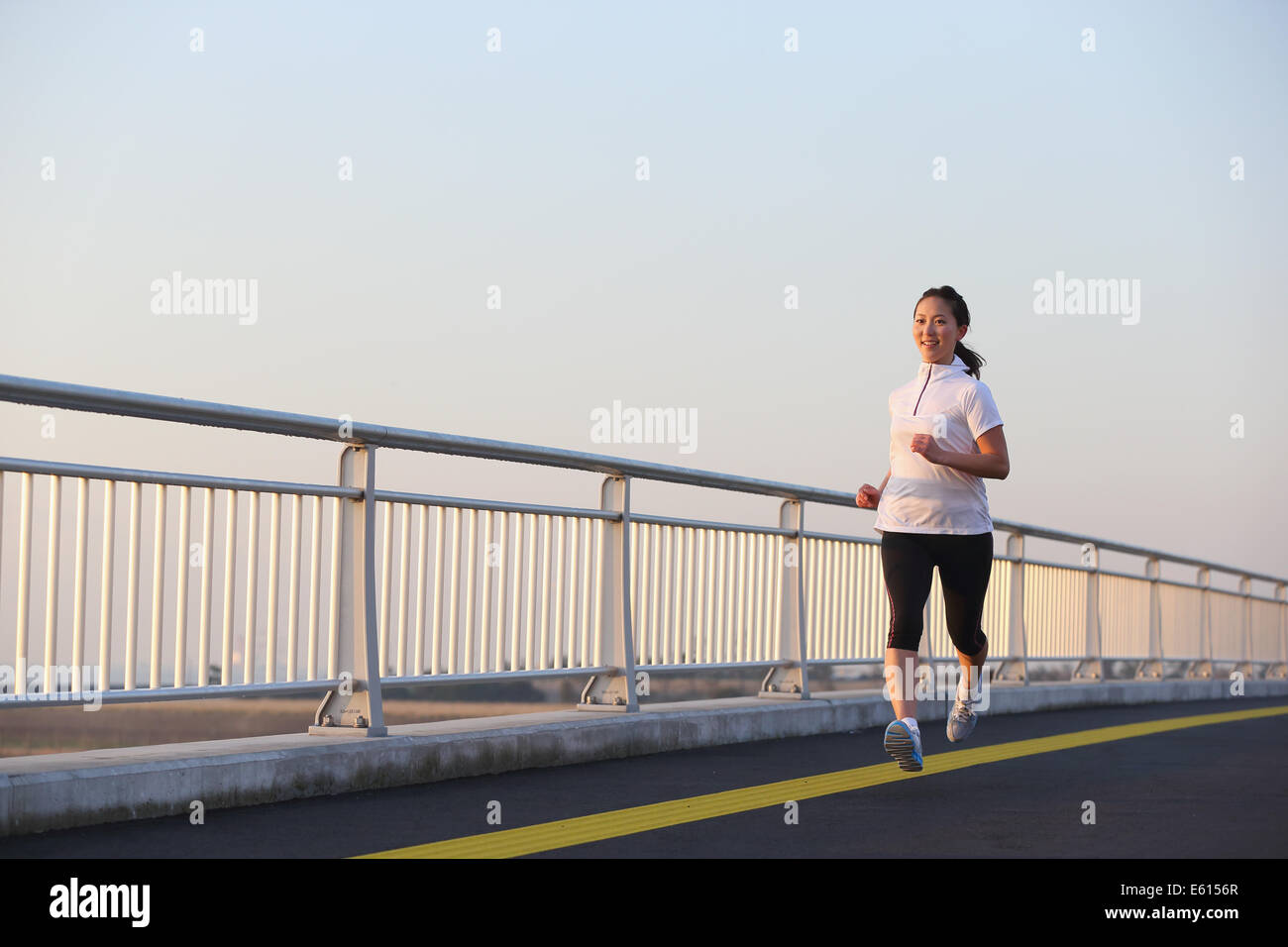 Junge japanische Mädchen Joggen Stockfoto