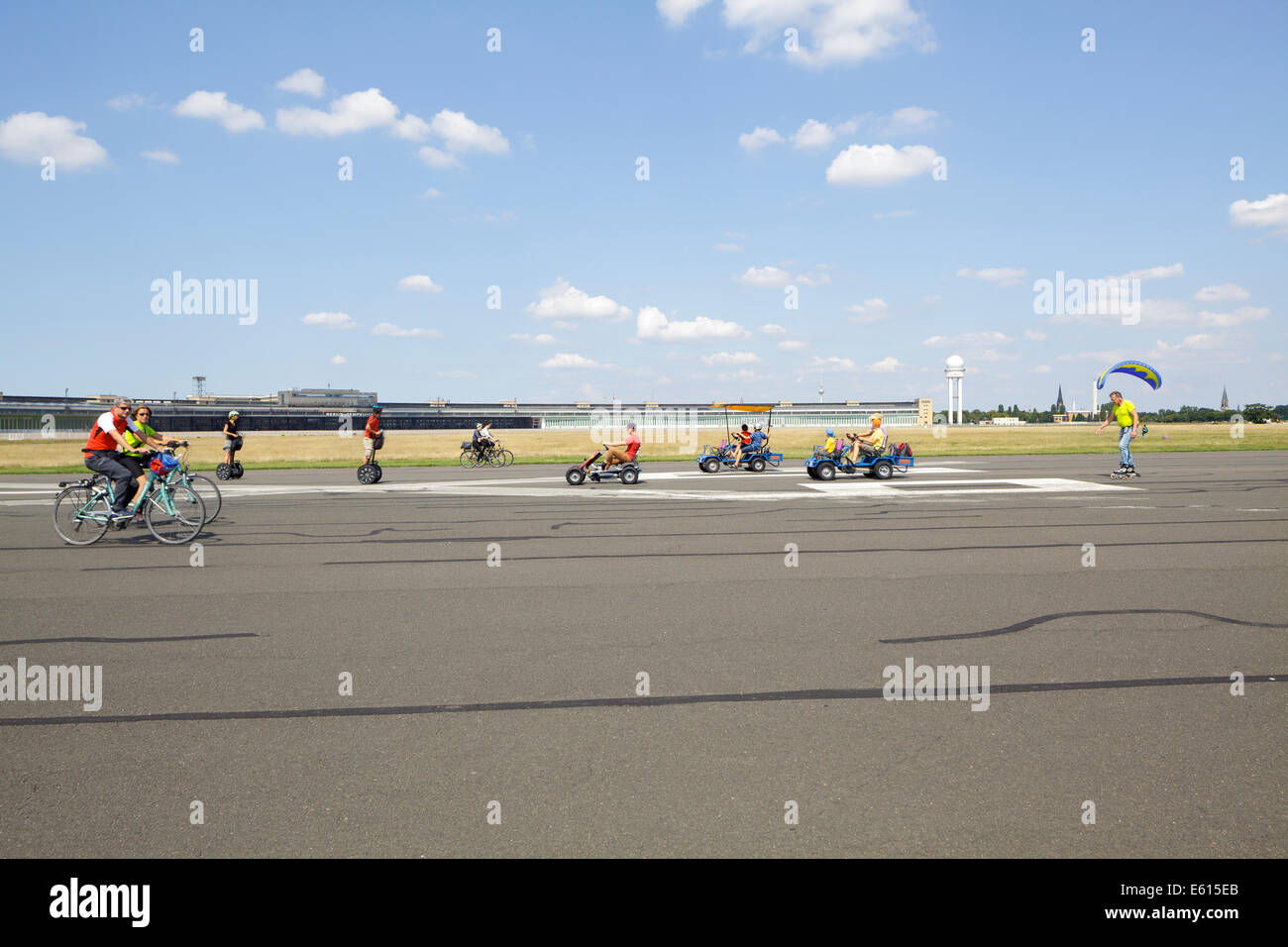 Leute, die verschiedene Sportarten im Tempelhofer Park, ehemaliger Flughafen Tempelhof, Berlin, Deutschland Stockfoto