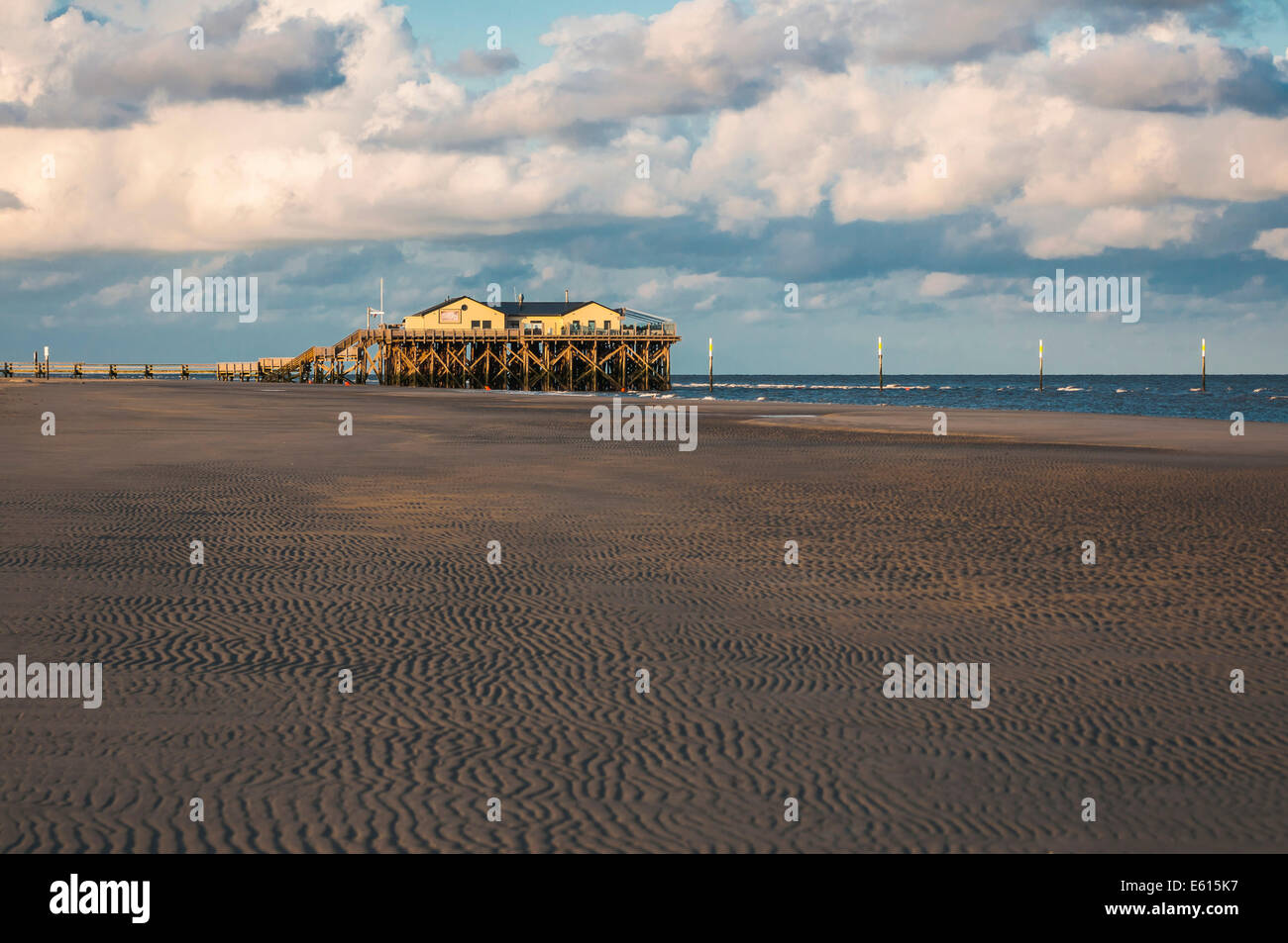Strandbar 54° Nord, Stelzenhaus im Morgenlicht, Sankt Peter-Ording, Eiderstedt, Nordfriesland, Schleswig-Holstein Stockfoto