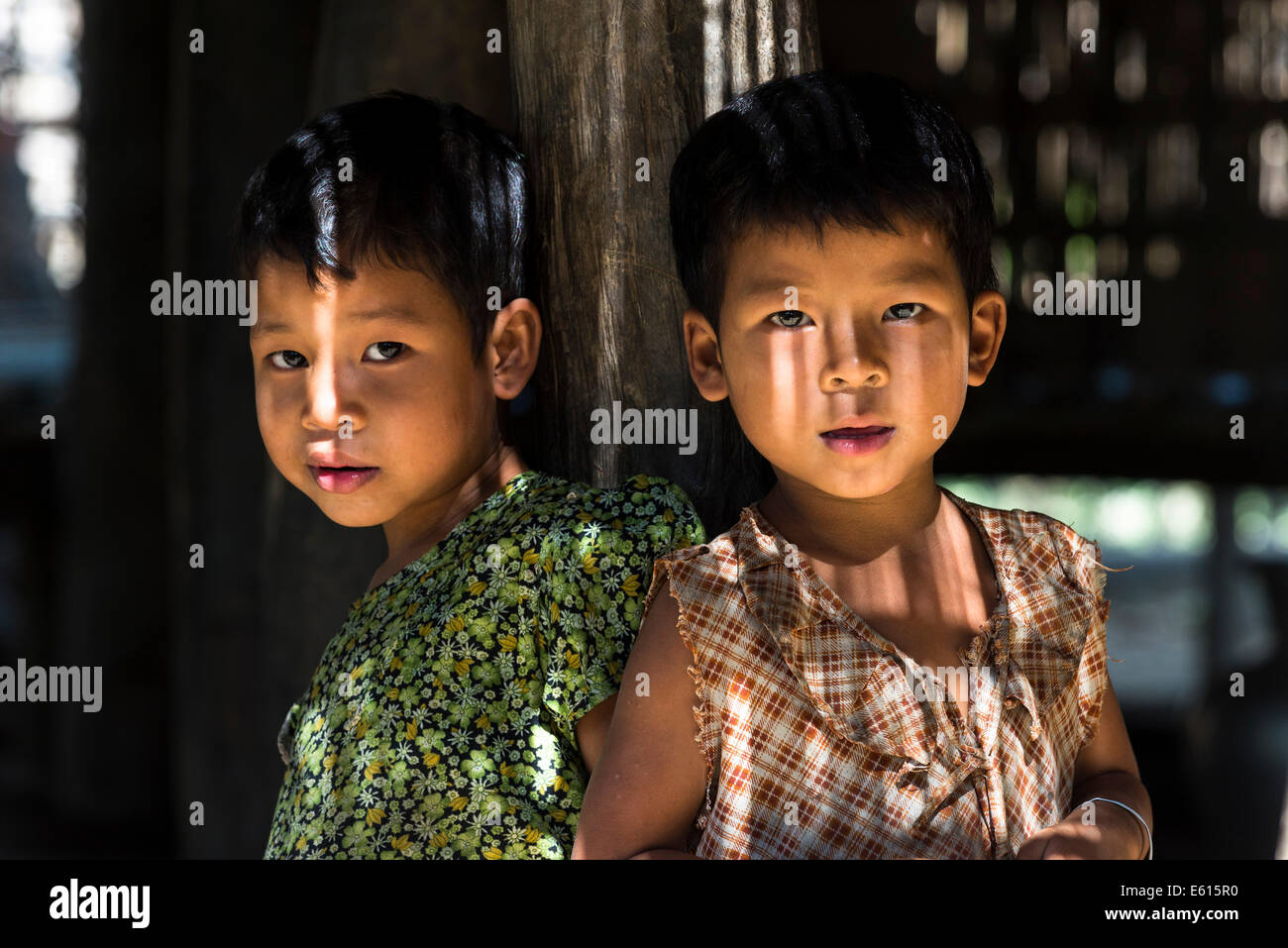 Zwei Mädchen aus dem Kinn Volk ethnische Minderheit, Rakhine State in Myanmar Stockfoto