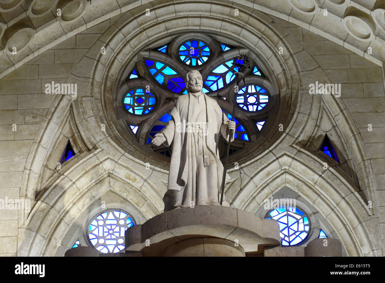 Eine Statue und Buntglas-Fenstern, Innenansicht, Sagrada Família Kirche, entworfen von Architekt Antoni Gaudí Stockfoto