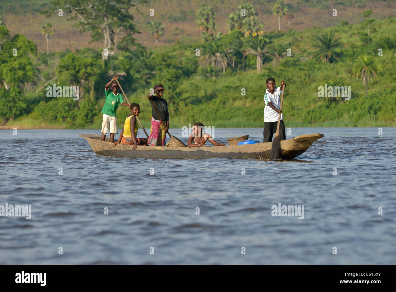 Fisher-Familie auf einer Piroge auf dem Kongo-Fluss in der Nähe von Tshumbiri, Provinz Bandundu, demokratische Republik Kongo Stockfoto