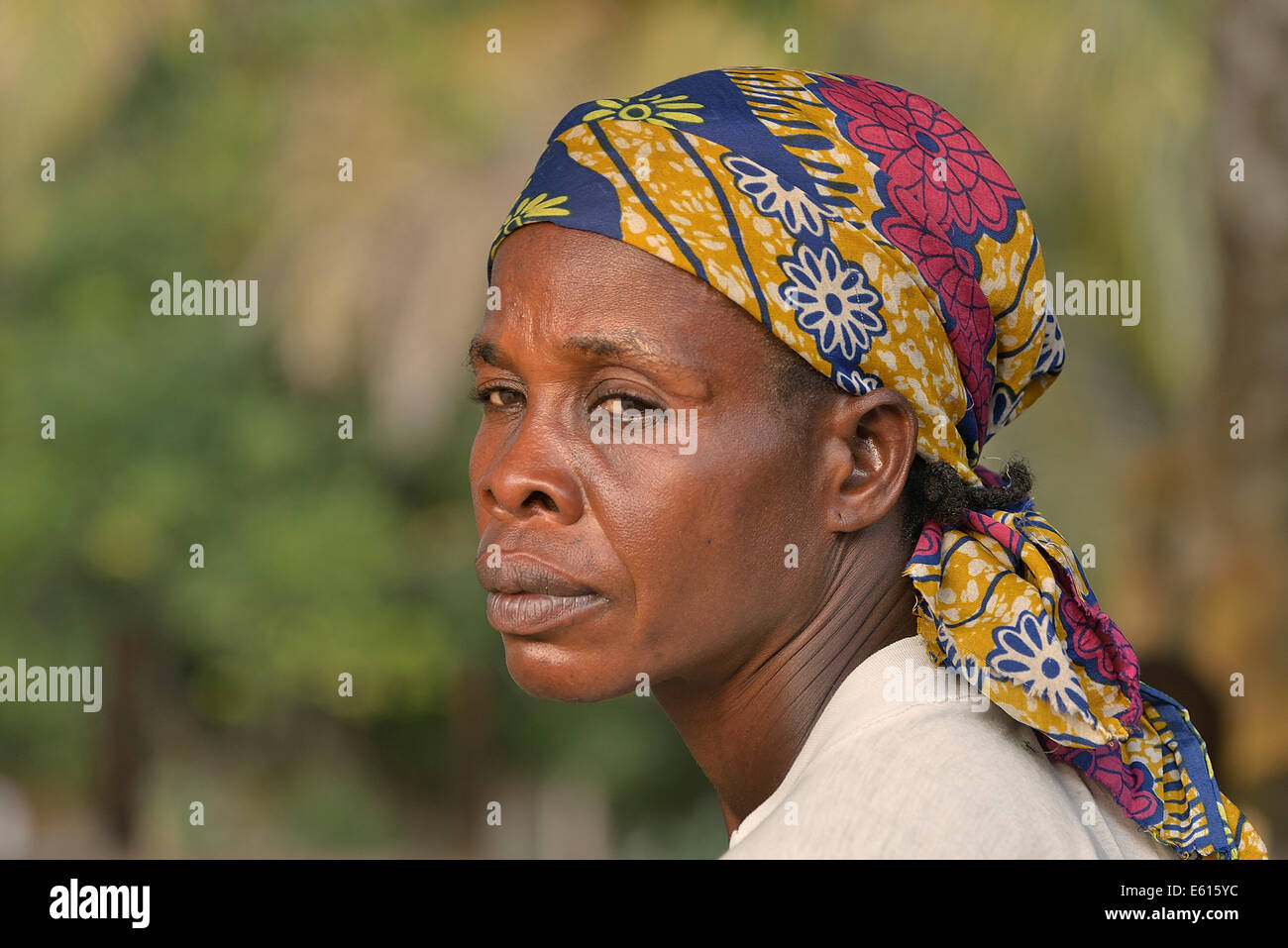 Frau mit Kopftuch, Porträt, Nkala, Provinz Bandundu, demokratische Republik Kongo Stockfoto