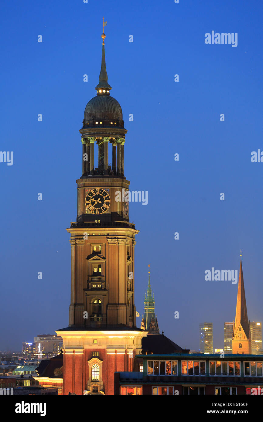Türme der Hauptkirchen St. Michael und St. Peter und den Turm des Rathauses, Dämmerung, Hamburg, Deutschland Stockfoto