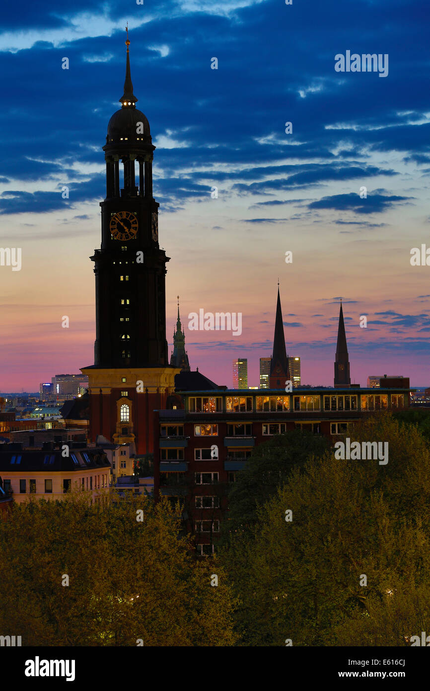 Türme der Hauptkirchen St. Michael, St. Jacobi und St. Petri und Rathaus Turm, Morgendämmerung, Hamburg, Deutschland Stockfoto