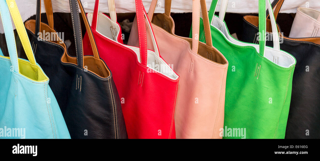 Bunte Taschen zum Verkauf, Wochenmarkt, Santanyi, Mallorca, Balearen, Spanien Stockfoto