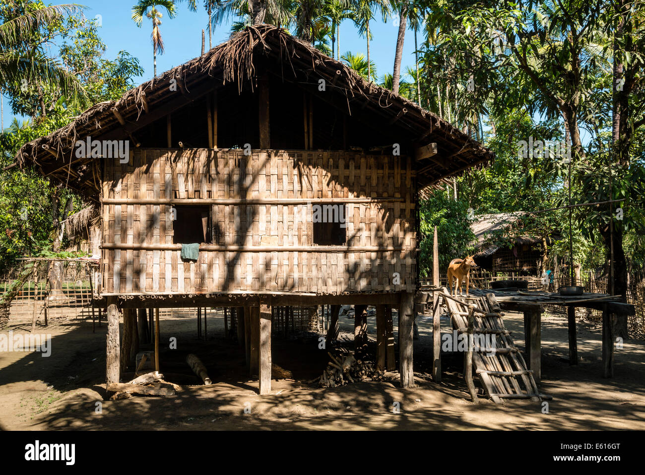 Haus im Dorf des Chin Volkes, Rakhine State in Myanmar Stockfoto