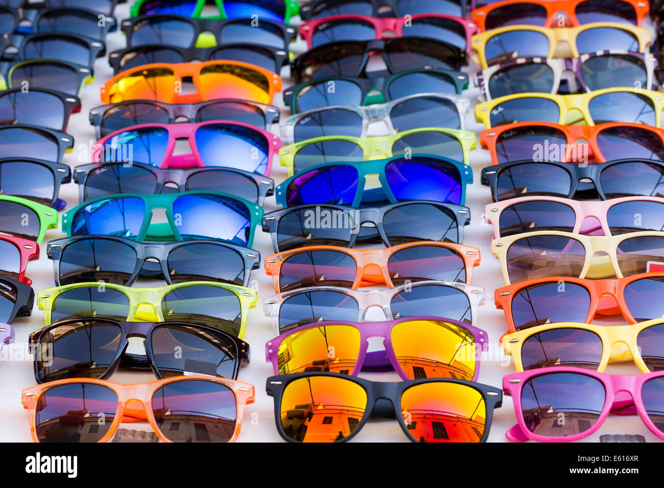 Sonnenbrillen für Verkauf, Wochenmarkt, Santanyi, Mallorca, Balearen, Spanien Stockfoto