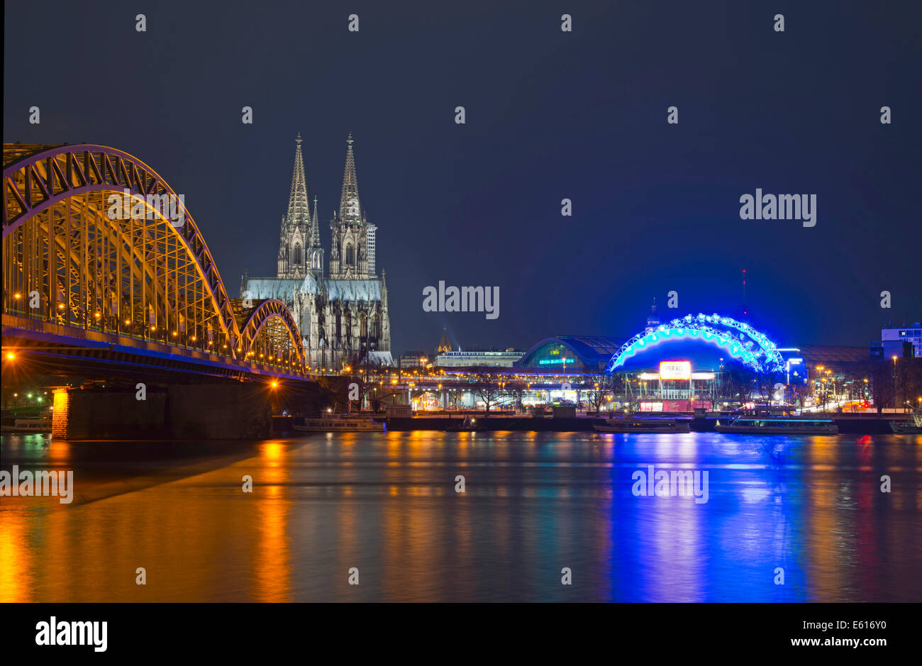Hohenzollernbrücke mit Kölner Dom und der Musical Dome, Bank von Rhein, Köln, Rheinland, Nordrhein-Westfalen Stockfoto