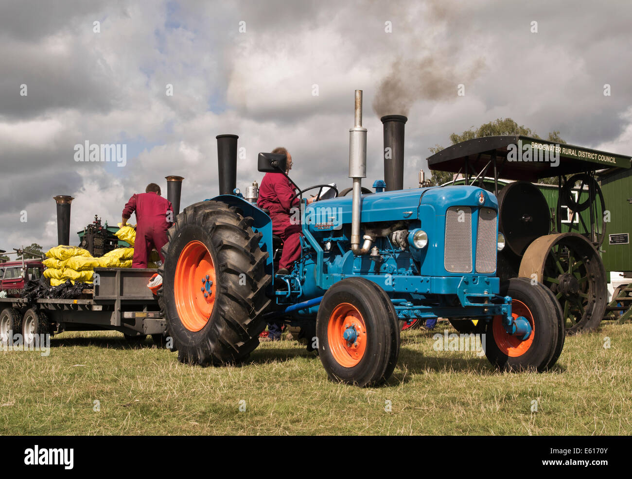Vintage Fordson großen Traktor die Kohle für Dampflokomotiven Stockfoto