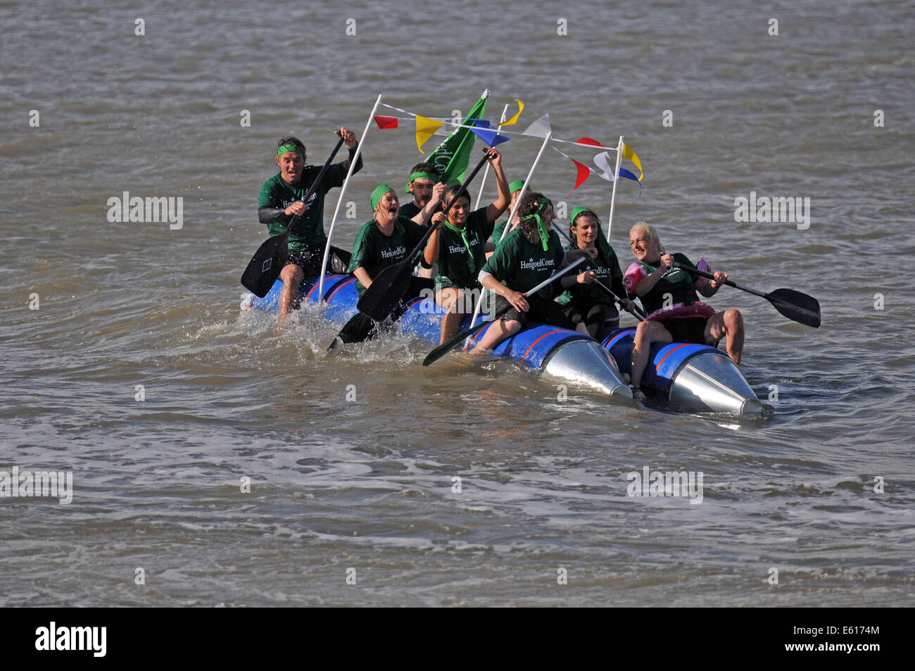 Swansea, Großbritannien. 10. August 2014. Die jährliche RNLI murmelt Raft Race in der Nähe von Swansea. Bildnachweis: Phil Rees/Alamy Live-Nachrichten Stockfoto