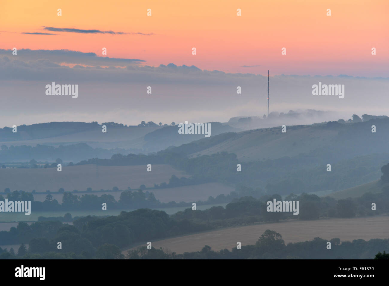 Morgendämmerung über Hannington Turm und Watership Down von Beacon Hill, Berkshire Downs. Stockfoto