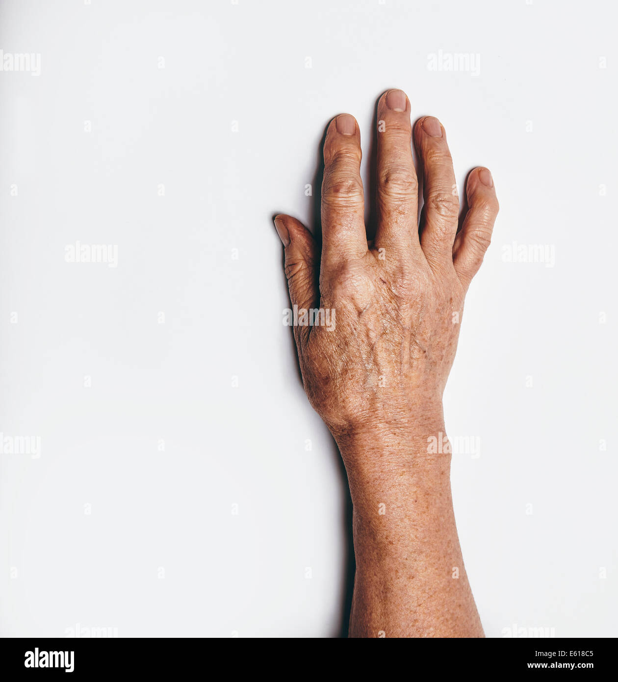 Einerseits von einer älteren Frau isoliert auf weißem Hintergrund. Ältere Dame faltige Hand mit Exemplar für Ihren Text. Stockfoto
