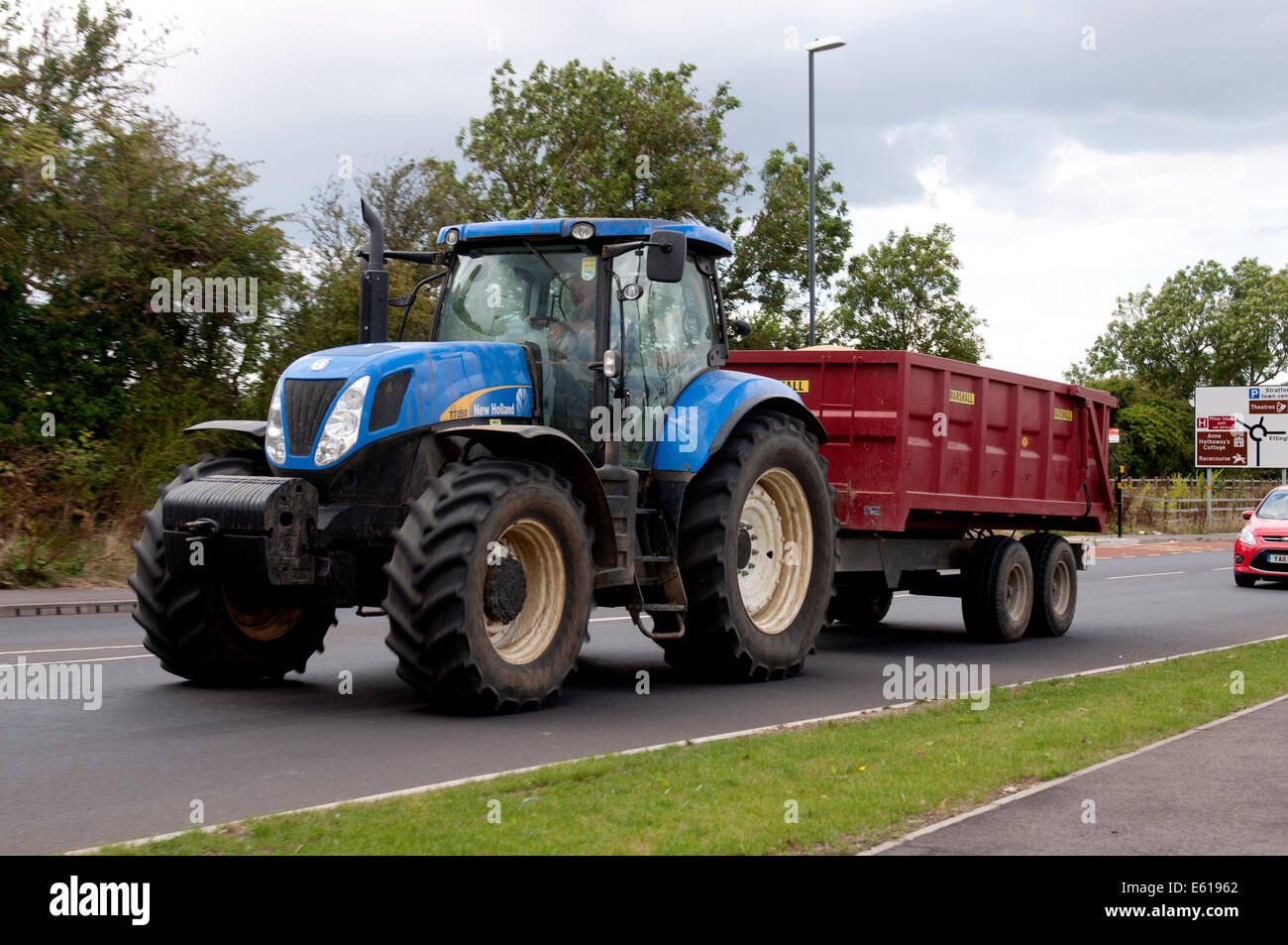 New Holland T7050 Traktor Transport von Getreide, Warwickshire, UK Stockfoto