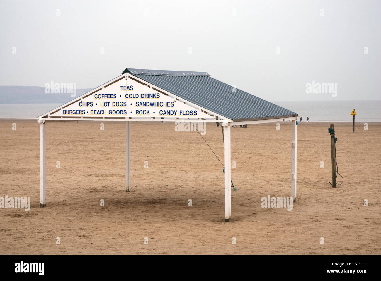 Leere, ungenutzte Kiosk am Strand von Weston-Super-Mare, Somerset England UK Stockfoto