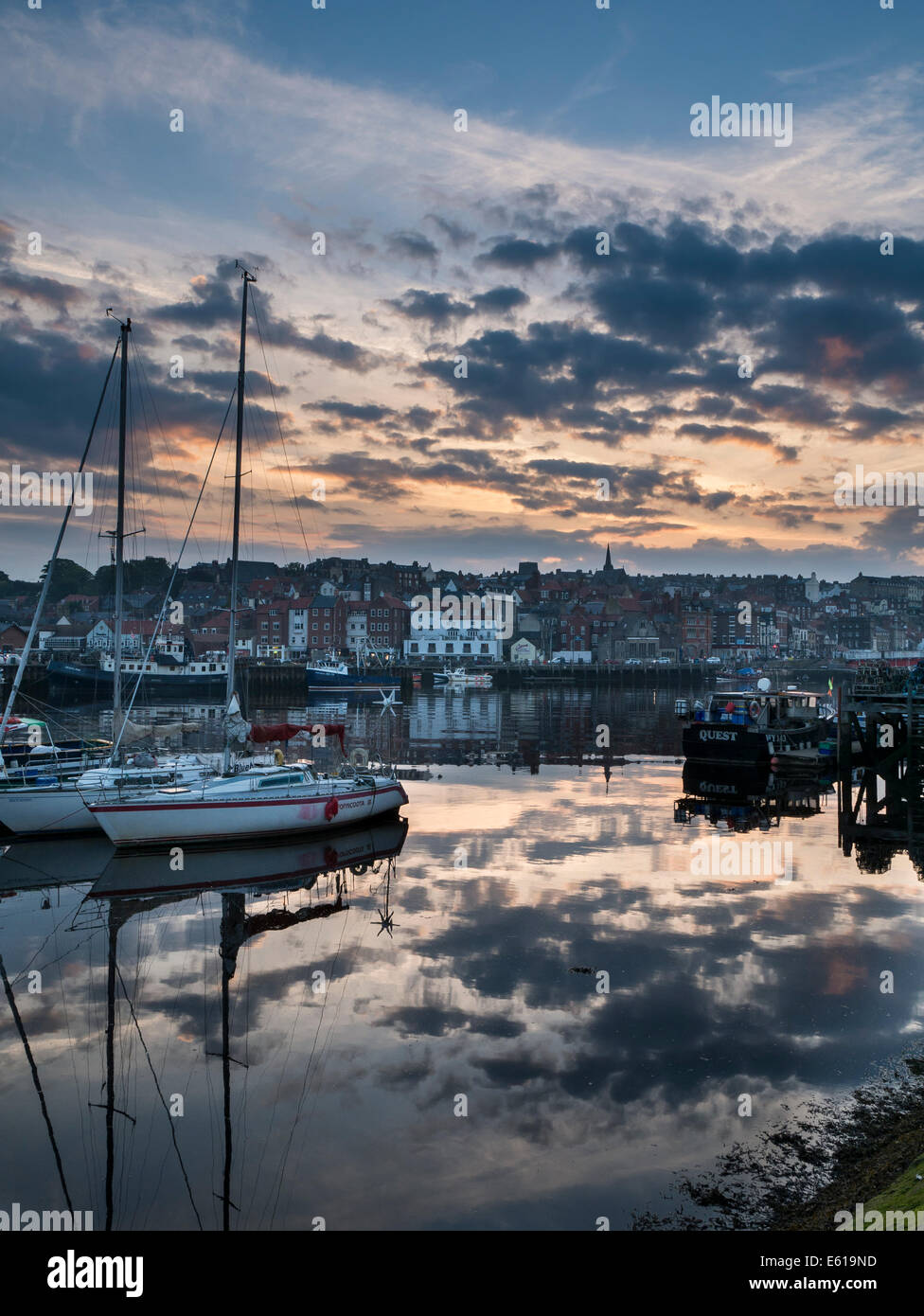 Sonnenuntergang Whitby Innenhafen, North Yorkshire Stockfoto