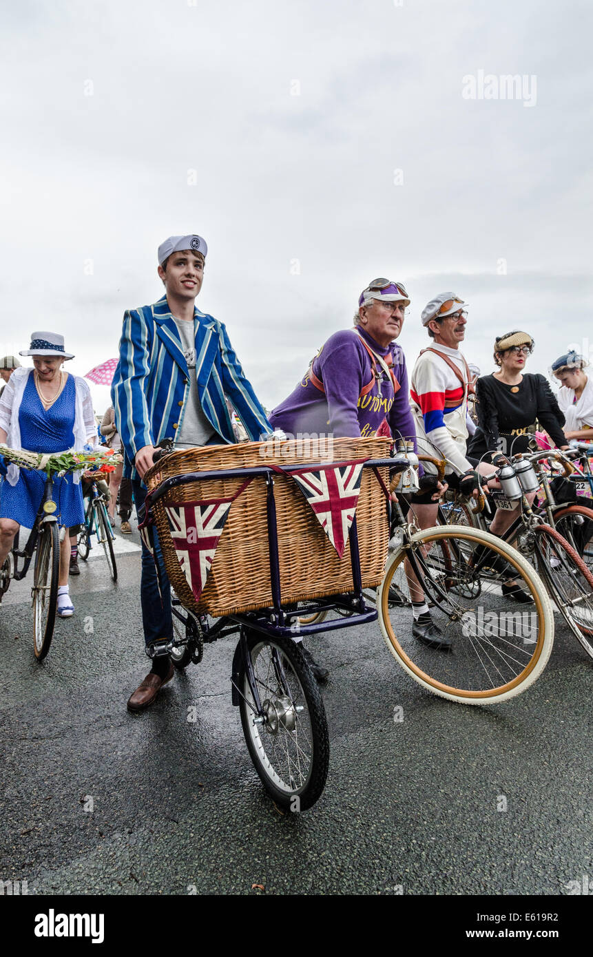 Teilnehmer im Prolog Oldtimer Parade in Anjou Vélo Jahrgangs 2014, in Saumur, Maine-et-Loire, Frankreich. Stockfoto