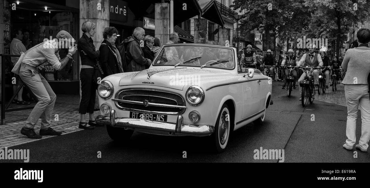Peugeot 403 im Prolog Oldtimer Parade in Anjou Vélo Jahrgangs 2014, in Saumur, Maine-et-Loire, Frankreich. Stockfoto